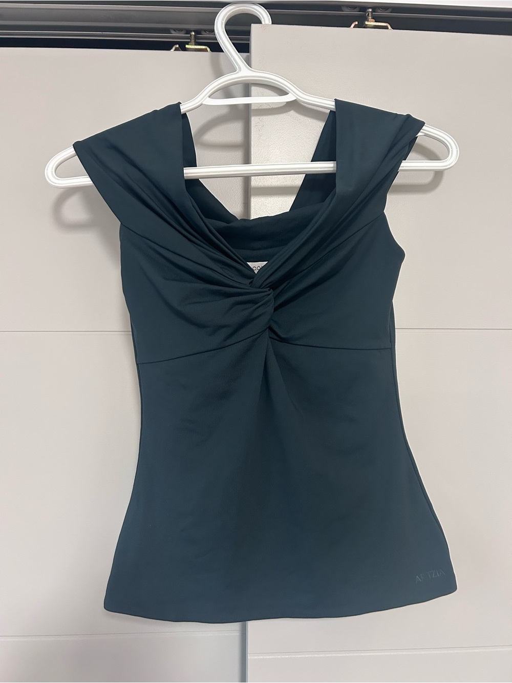 Aritzia Contour Sleeveless Twist-Front Tank